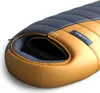 Close-up view of the opening of a sleeping bag. Voir les images du produit