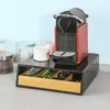 SoBuy Kapselhalter FRG280-SCH unter einer roten Kaffeemaschine mit sichtbarer Holzablage im modernen Küchenambiente Podgląd zdjęcia produktu