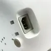 A close-up view of the power input port on a white appliance. Voir les images du produit