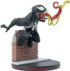 A Venom Q-Fig diorama figure is perched on a brick wall. Produktbild-Vorschau