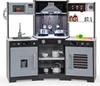 A detailed, front-facing view of a wooden toy kitchen set, complete with accessories and illuminated features. Anteprima dell’immagine prodotto
