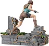 A Lara Croft statue in an adventurous pose on a stone ruin. Anteprima dell’immagine prodotto