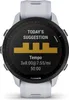 A close-up view of a white Garmin Forerunner 955 Solar smartwatch displaying a workout suggestion on its screen. Produktbild-Vorschau