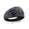A black and white paisley patterned headband with a small brown tag on it, with dimensions indicated. Produktbild-Vorschau