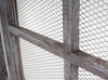 A close-up view of a wooden divider with a mesh screen. Voir les images du produit
