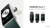 A split image showing a close-up of a HONOR Band 7 on the left and three HONOR Band 7 devices in different colors on the right, with text describing its features. Náhled obrázku produktu