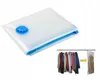 A folded vacuum storage bag with a blue valve is shown on a white background. A smaller inset image shows clothes hanging on a rack and being placed into a vacuum bag. Anteprima dell’immagine prodotto