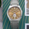 A close-up shot of a Citizen watch with a gold dial and silver band, set against a green and yellow striped background. Voir les images du produit