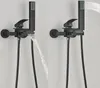 A split image showing a black bathtub faucet with a showerhead and hose. The left side shows water flowing from the faucet, while the right side shows the showerhead spraying water. Náhled obrázku produktu