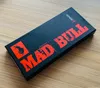 A black box with red lettering and a bull graphic, placed on a wooden surface. Anteprima dell’immagine prodotto