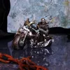 Skeletts, das auf einem Motorrad sitzt.  Trägt eine braune Kutte und eine goldene Kette. Produktbild-Vorschau