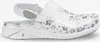 A single white clog-style shoe with a silver floral pattern is shown against a white background. Voir les images du produit