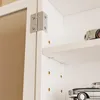 SoBuy Wandvitrine FSB113-W: Detail der Metallbeschläge und verstellbaren Böden im weißen Korpus Náhled obrázku produktu