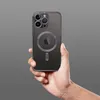 A hand holding a black iPhone with a MagSafe case. Produktbild-Vorschau