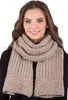 A woman wearing a beige knitted scarf. Náhled obrázku produktu