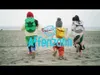 Three children wearing animal-themed backpacks run on a sandy beach near the ocean. Náhled obrázku produktu
