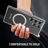 A hand holding a clear phone case with a Samsung phone inside, against a dark background. Anteprima dell’immagine prodotto