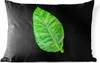 MuchoWow® Outdoor Kissen - Grüne Blätter auf schwarzem Produktbild-Vorschau 1