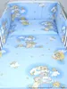 A baby crib bedding set with a blue background and teddy bear illustrations. Produktbild-Vorschau