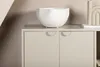 Buffet avec deux portes et deux étagères, de couleur beige. Voir les images du produit 8