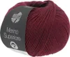 A ball of burgundy yarn with a label. Produktbild-Vorschau
