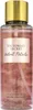 A bottle of Victoria's Secret Velvet Petals fragrance mist. Voir les images du produit