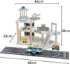 A toy airport playset with vehicles and figures, shown with dimensions indicated. Voir les images du produit