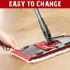 A hand is shown attaching a mop head to a mop handle on a wooden floor. Produktbild-Vorschau
