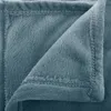 A close-up view of a folded blue blanket. Podgląd zdjęcia produktu