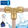 A brass T-connector fitting for pipes, with water splashes in the background and marketing labels. Produktbild-Vorschau
