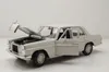 Welly 24091W Mercedes 220 Strichacht /8 W114 1968 weiß 1:24 Produktbild-Vorschau 4