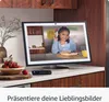 A smart display showing a child eating breakfast in a kitchen setting. Podgląd zdjęcia produktu