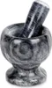 A gray and black marble mortar and pestle set. Voir les images du produit