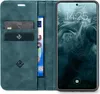 A teal flip-style phone case with card slots and a phone inside showing the lock screen. Produktbild-Vorschau