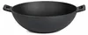 A black cast iron wok grill pan with two handles is shown from a slightly elevated side angle against a white background. Podgląd zdjęcia produktu