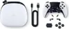 A white carrying case, a black USB cable, and a white and black PlayStation controller with accessories are laid out on a white background. Anteprima dell’immagine prodotto