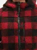 Close-up of a red and black checkered fleece jacket. Produktbild-Vorschau