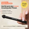 A hand holding a makeup brush with a sponge applicator and a brush tip, with text overlays describing its features and benefits. Produktbild-Vorschau