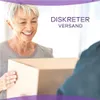 An older woman smiling while receiving a package from a delivery person. Produktbild-Vorschau