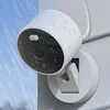 A white outdoor security camera with water droplets on its surface, mounted on a wall against a blue sky. Anteprima dell’immagine prodotto