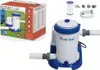 A product shot of a pool filter pump and its packaging, along with accessories. Voir les images du produit
