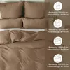 A neatly folded bed with pillows and a duvet cover, presented in different sizes with accompanying text and icons. Produktbild-Vorschau