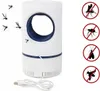 A white and blue insecticidal lamp with a USB cable and several mosquitoes flying around it. There are also four circular icons with a red border and a diagonal line through them, each depicting a different insect. Produktbild-Vorschau