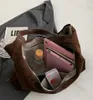 Borsa a tracolla in pelle scamosciata - Modello hobo - Anteprima dell’immagine prodotto 3