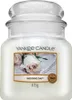 A Yankee Candle jar with a label showing a white rose and pearls. Produktbild-Vorschau