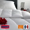 A white duvet is laid out on a bed with a white pillow in the background. Red flowers are placed on the duvet in the foreground. Produktbild-Vorschau