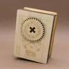 Cluebox aus Holz mit drehbarem Zahnrad auf der Vorderseite, als knifflige Puzzlebox im geschlossenen Zustand. Produktbild-Vorschau