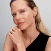 A woman wearing jewelry. Produktbild-Vorschau