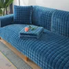 Petrolblauer gesteppter Samt-Sofabezug auf einem Sofa, mit passendem Kissen und einer rosa Rose Náhľad obrázku produktu