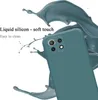 A teal smartphone case is shown with liquid splashes around it, highlighting its material and ease of cleaning. Produktbild-Vorschau